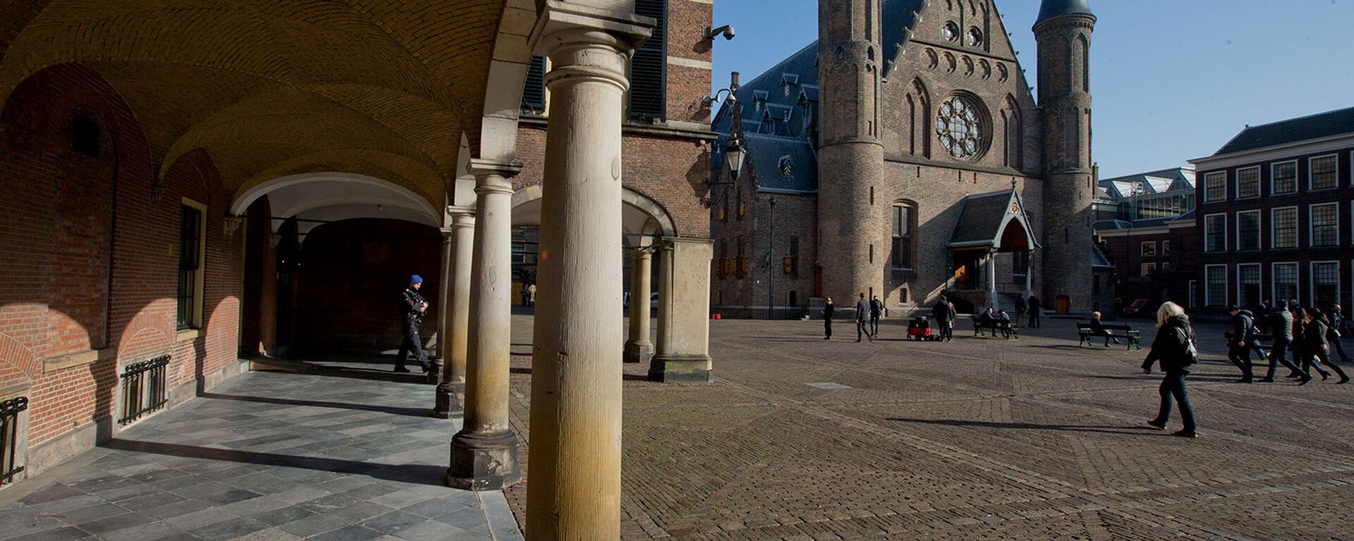 Рыцарский зал (справа), находится среди зданий парламента и Сената на Бинненхофе в Гааге, Нидерланды - Sputnik Արմենիա, 1920, 23.02.2021
