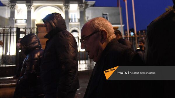 Единый оппозиционный кандидат в премьер-министры Вазген Манукян после митинга возле здания Национального собрания (9 декабря 2020). Еревaн - Sputnik Армения