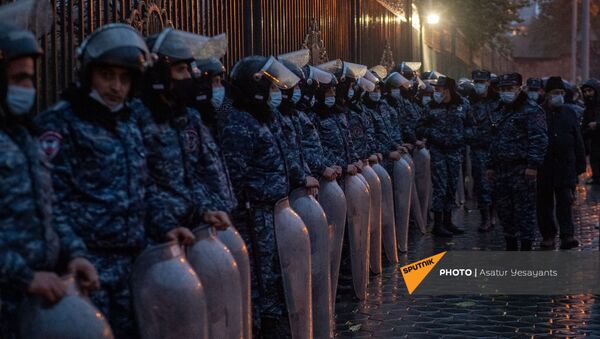 Полицейский кордон перед зданием Национального собрания Армении во время митинга оппозиции (9 декабря 2020). Еревaн - Sputnik Արմենիա