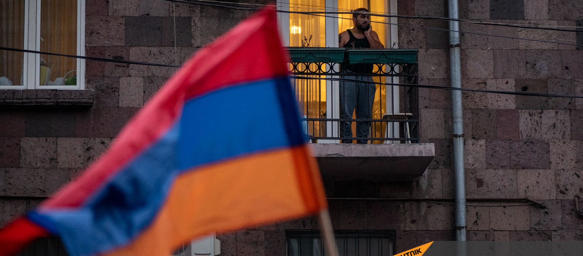Житель столицы наблюдает за шествием оппозиции с требованием отставки премьер-министра (5 декабря 2020). Еревaн - Sputnik Армения, 1920, 10.04.2021