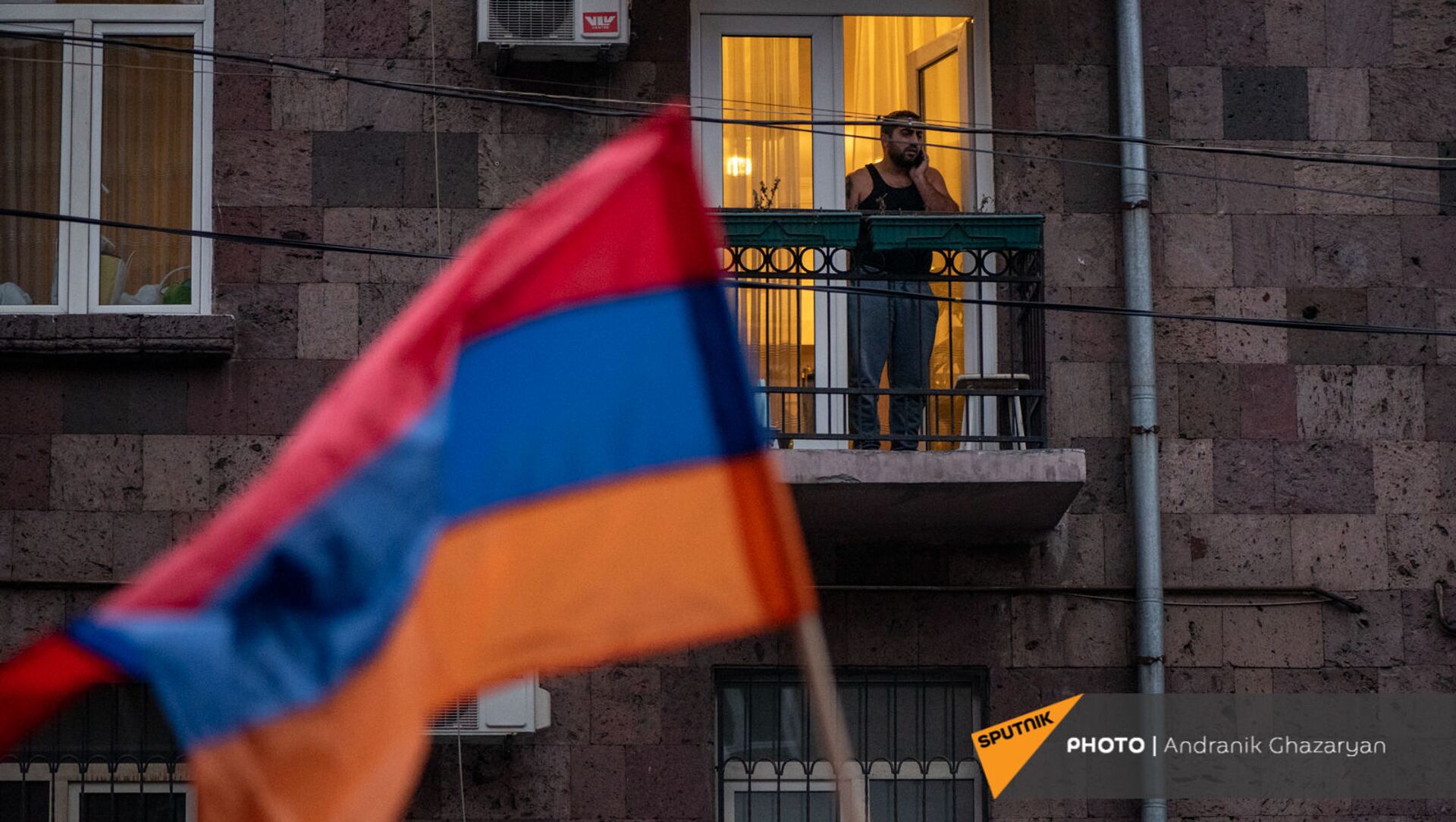 Житель столицы наблюдает за шествием оппозиции с требованием отставки премьер-министра (5 декабря 2020). Еревaн - Sputnik Армения, 1920, 10.09.2021