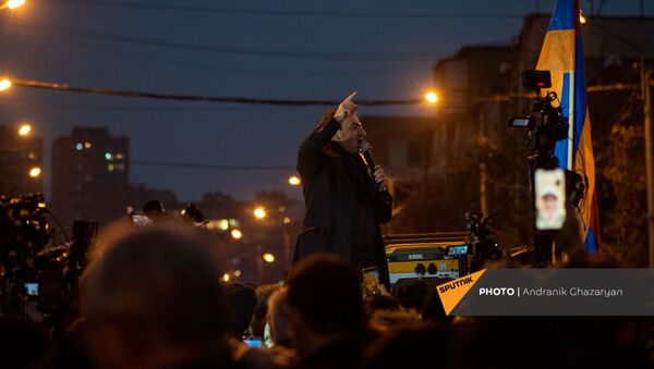 Представитель Верховного органа АРФ Дашнакцутюн Ишхан Сагателян обращается к собравшимся по окончанию шествия с требованием отставки премьер-министра (5 декабря 2020). Еревaн - Sputnik Արմենիա
