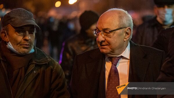 Единый оппозиционный кандидат в премьер-министры Вазген Манукян беседует с гражданами по окончанию шествия с требованием отставки премьер-министра (5 декабря 2020). Еревaн - Sputnik Армения