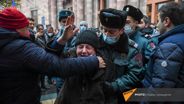 Полицейские выводят пожилую активистку с акции оппозиции перед Домом правительства во время акции оппозиции (10 декабря 2020). Еревaн - Sputnik Արմենիա