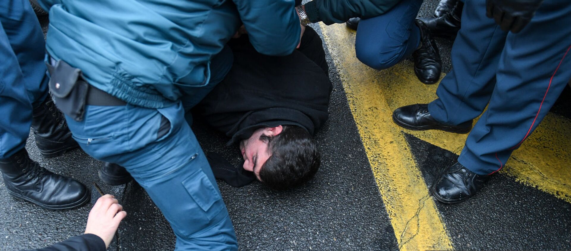 Полиция задерживает активистов, требующих отставки правительства Армении во главе с премьер-министром перед Домом правительства (10 декабря 2020). Еревaн - Sputnik Армения, 1920, 12.02.2021