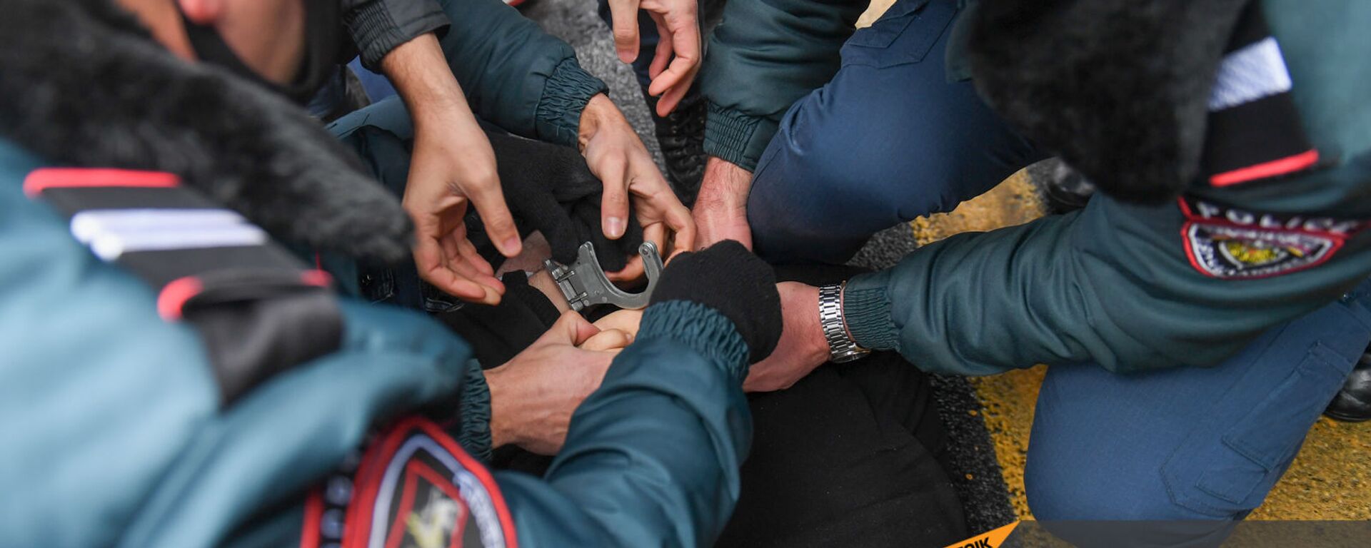 Полиция задерживает активистов, требующих отставки правительства Армении во главе с премьер-министром перед Домом правительства (10 декабря 2020). Еревaн - Sputnik Армения, 1920, 23.02.2021