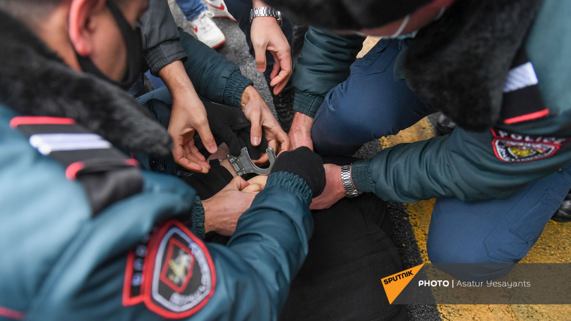 Полиция задерживает активистов, требующих отставки правительства Армении во главе с премьер-министром перед Домом правительства (10 декабря 2020). Еревaн - Sputnik Արմենիա, 1920, 20.08.2021