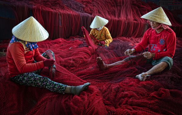 Снимок Red Net Mending вьетнамского фотографа Ly Hoang Long, вошедший в шортлист категории People конкурса 2020 Earth Photo - Sputnik Армения