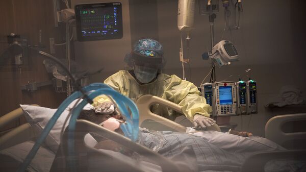 Пациент с COVID-19 на аппарате искусственной вентиляции легких в отделении интенсивной терапии больницы Стэмфорд (27 апреля 2020). Стэмфорд, штат Коннектикут - Sputnik Արմենիա