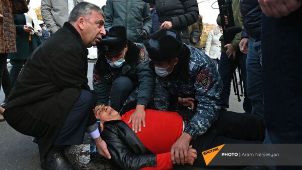 Получивший травму активист акции протеста в центре столицы (11 декабря 2020). Еревaн - Sputnik Армения