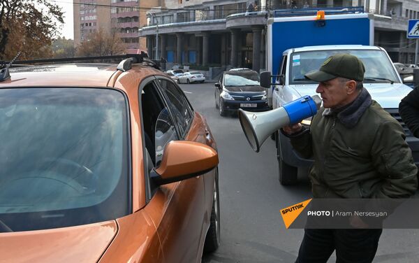 Оппозиционные активисты заблокировали автомобильное движение на перекрестке улиц Амиряна и Саряна (11 декабря 2020). Еревaн - Sputnik Армения