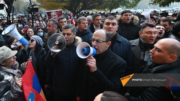 Лидеры оппозиционных сил выкрикивают лозунги перед Домом правительства (11 декабря 2020). Еревaн - Sputnik Армения