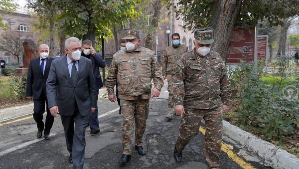 Министр обороны Вагаршак Арутюнян посетил Центральный клинический военный госпиталь (11 декабря 2020). Еревaн - Sputnik Արմենիա