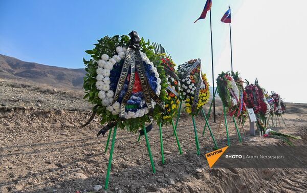 На месте крушения российского вертолета поставлена табличка памяти (12 декабря 2020). Ерасх - Sputnik Армения