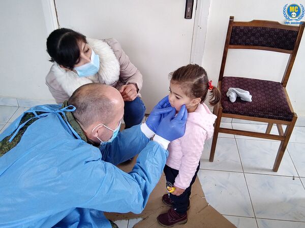 Խաղաղապահ զորակազմի բժիշկը ստուգում է փոքրիկին - Sputnik Արմենիա