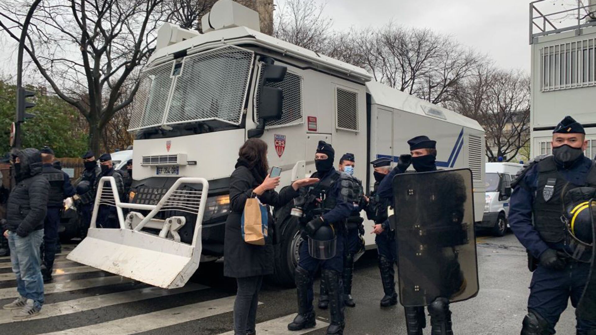 Полицейские во время демонстрации против законопроекта о глобальной безопасности (12 декабря 2020). Париж - Sputnik Армения, 1920, 18.02.2021