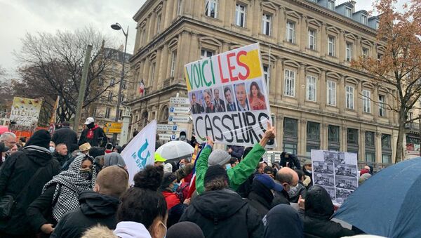 Протестующиe во время демонстрации против законопроекта о глобальной безопасности (12 декабря 2020). Париж - Sputnik Армения