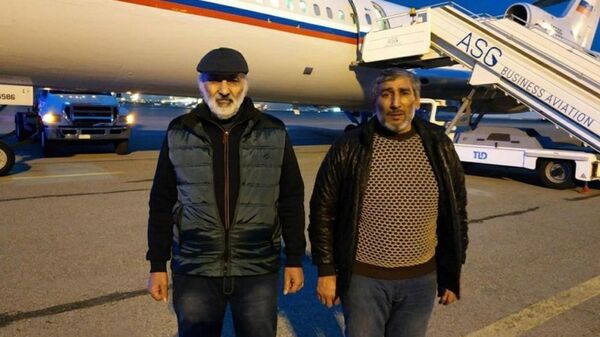 Шахбаз Гулиев и Дильгам Аскеров, находящиеся в Армении, были доставлены в Баку  - Sputnik Армения