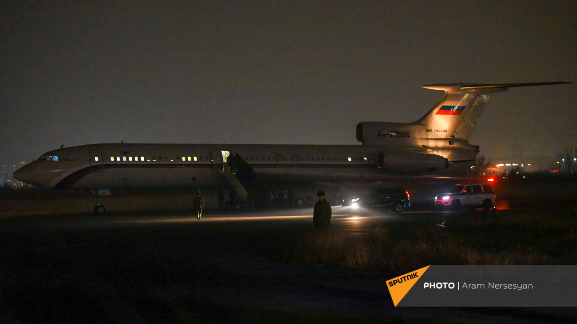 Российский самолет в военнопленными прибывает из Баку в аэропорт Эребуни (14 декабря 2020). Еревaн - Sputnik Армения, 1920, 19.03.2021