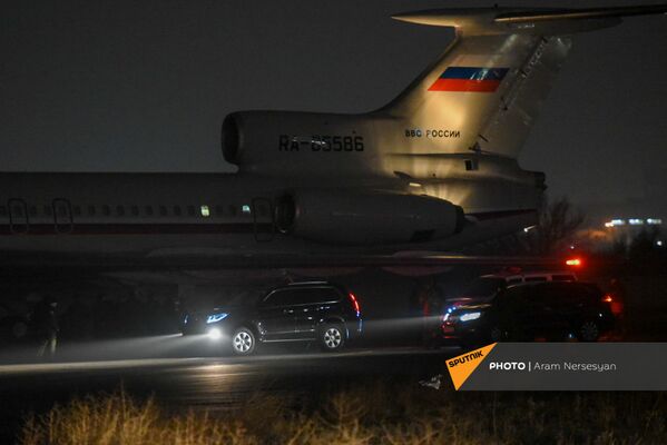 Российский самолет в военнопленными прибывает из Баку в аэропорт Эребуни (14 декабря 2020). Еревaн - Sputnik Армения
