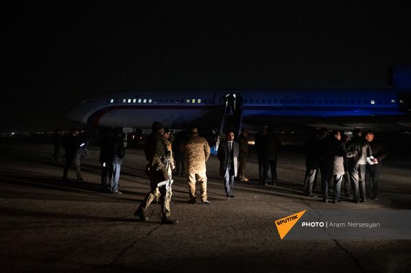 Встречающие ожидают выхода военнопленных у самолета, прибывшего из Баку, в аэропорту Эребуни (14 декабря 2020). Еревaн - Sputnik Армения