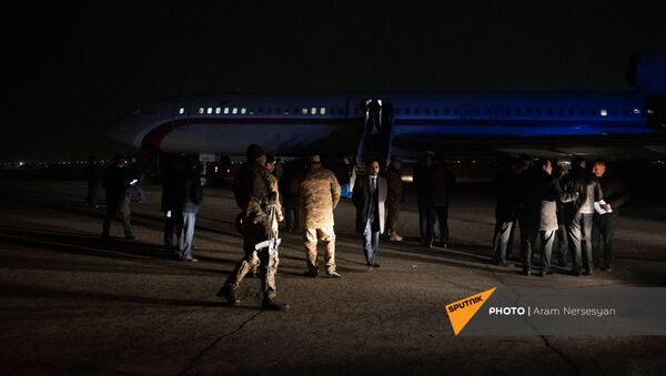Встречающие ожидают выхода военнопленных у самолета, прибывшего из Баку, в аэропорту Эребуни (14 декабря 2020). Еревaн - Sputnik Արմենիա