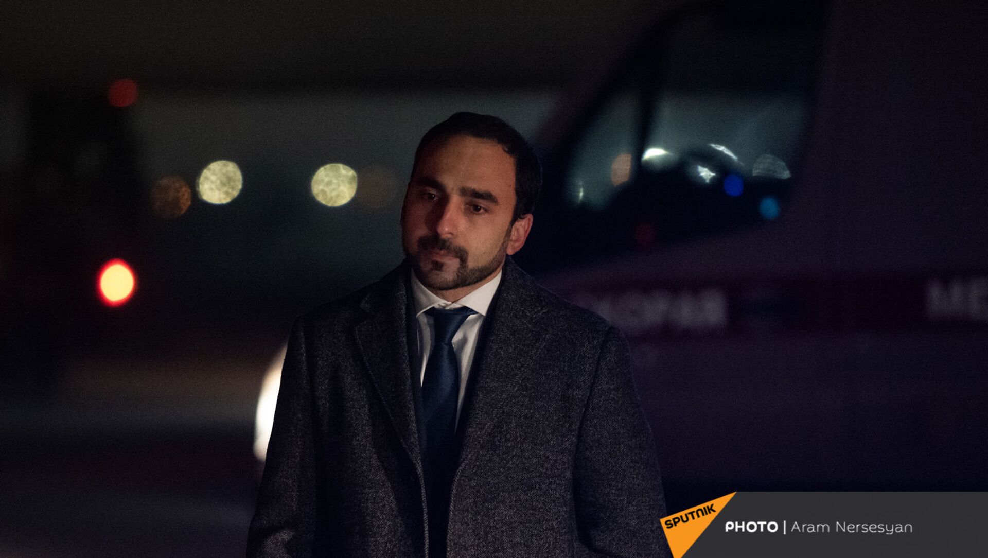 Вице-премьер Тигран Авинян в аэропорту Эребуни встречает прибывающий из Баку самолет с военнопленными (14 декабря 2020). Еревaн - Sputnik Армения, 1920, 04.05.2021