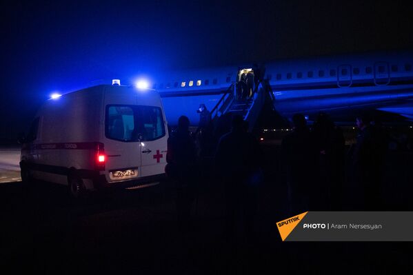 Շտապօգնության մեքենան «Էրեբունի» օդանավակայանում վայրէջք կատարած ինքնաթիռի մոտ։ - Sputnik Արմենիա