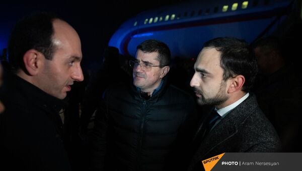 Вице-премьер Тигран Авинян (справа) и президент НКР Араик Арутюнян в аэропорту Эребуни встречают прибывающий из Баку самолет с военнопленными (14 декабря 2020). Еревaн - Sputnik Армения