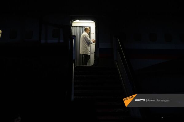 Врач на борту самолета из Баку с военнопленными в аэропорту Эребуни (14 декабря 2020). Еревaн - Sputnik Армения