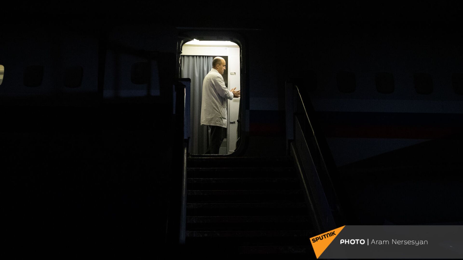 Врач на борту самолета из Баку с военнопленными в аэропорту Эребуни (14 декабря 2020). Еревaн - Sputnik Արմենիա, 1920, 04.06.2021