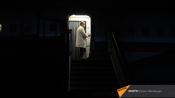 Врач на борту самолета из Баку с военнопленными в аэропорту Эребуни (14 декабря 2020). Еревaн - Sputnik Արմենիա