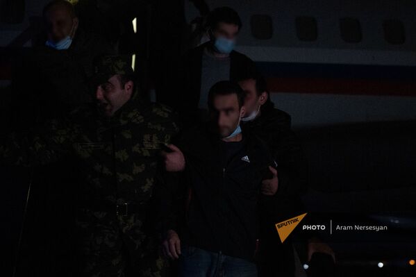 Пленные спускаются по трапу самолета в аэропорту Эребуни (14 декабря 2020). Еревaн - Sputnik Армения