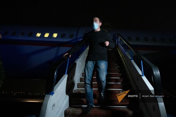 Գերիներն իջնում են ինքնաթիռից «Էրեբունի» օդանավակայանում։ - Sputnik Արմենիա
