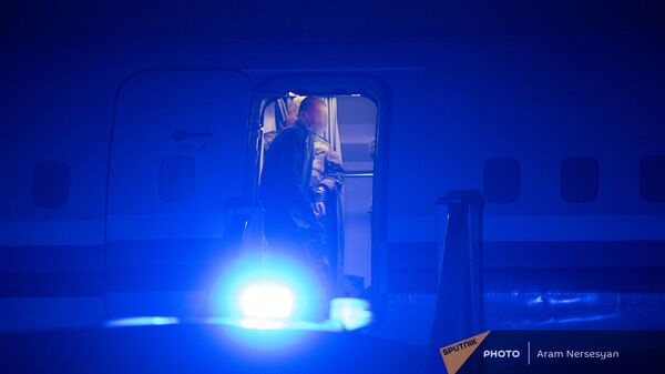 Пленные спускаются по трапу самолета в аэропорту Эребуни (14 декабря 2020). Еревaн - Sputnik Արմենիա