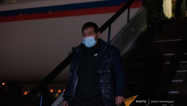 Пленные спускаются по трапу самолета в аэропорту Эребуни (14 декабря 2020). Еревaн - Sputnik Արմենիա