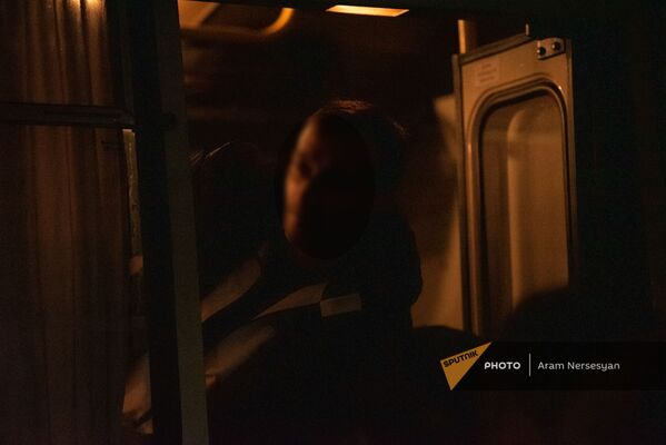 Գերիներն «Էրեբունի» օդանավակայանից հեռանում են ավտոբուսներով։
 - Sputnik Արմենիա