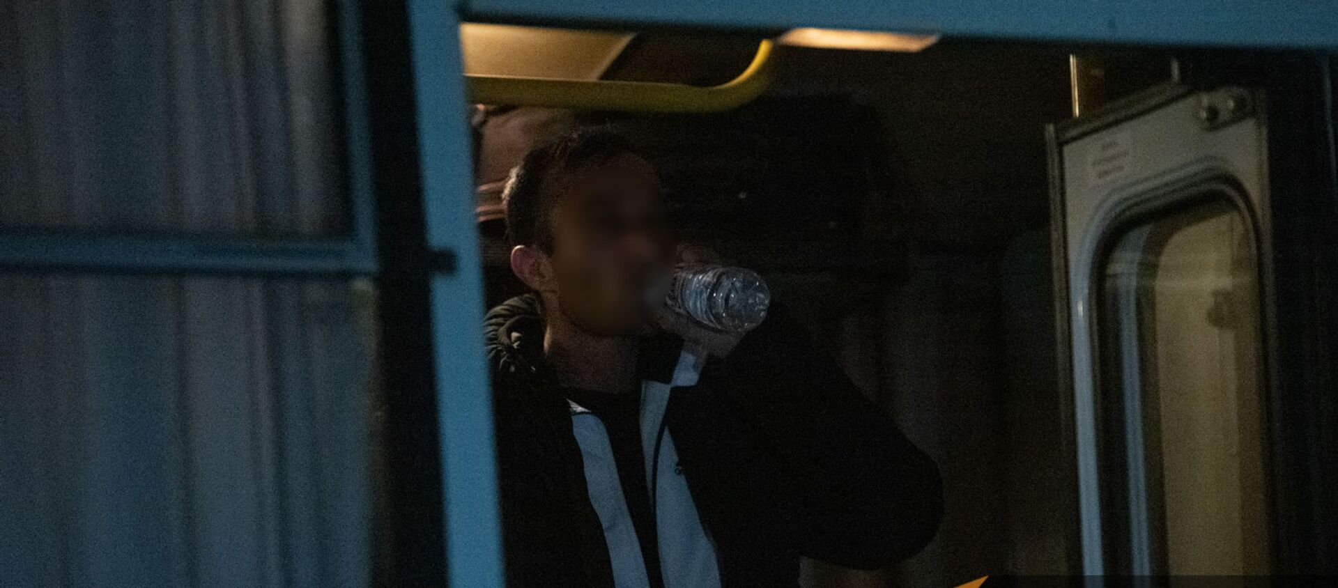 Пленные в автобусе-перевозчике в аэропорту Эребуни (14 декабря 2020). Еревaн - Sputnik Армения, 1920, 12.06.2021