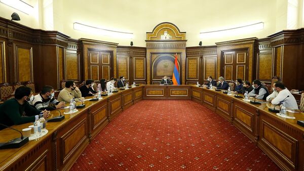 Премьер-министр Никол Пашинян встретился с семьями солдат и мирных жителей, которые все еще находятся в плену в результате Арцахской войны (15 декабря 2020). Еревaн - Sputnik Армения