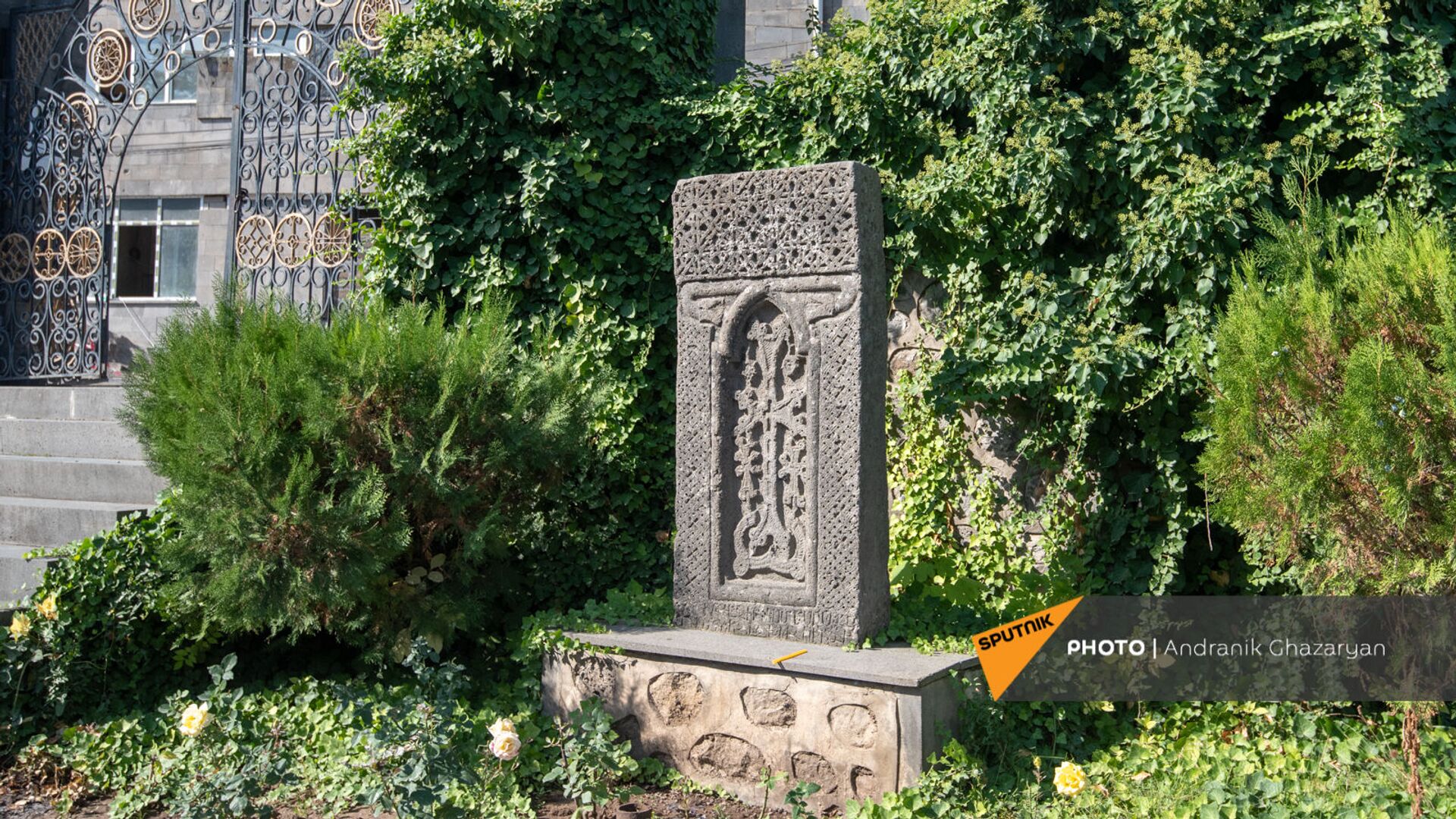 Хачкар во дворе церкви Святого Григория Просветителя в Горисе - Sputnik Армения, 1920, 14.08.2023