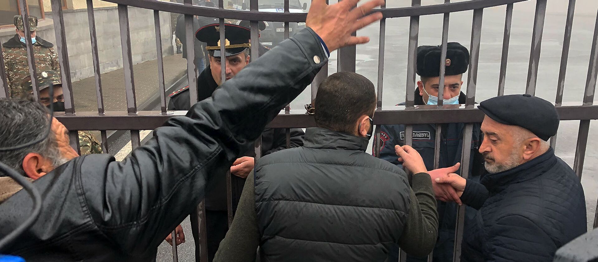 Родственники попавших в плен военнослужащих у КПП министерства обороны (16 декабря 2020). Еревaн - Sputnik Արմենիա, 1920, 06.02.2021