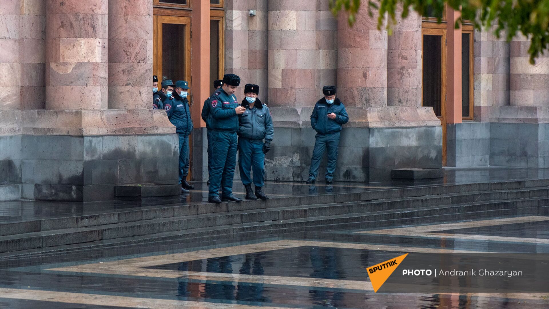 Сотрудники полиции у Дома правительства в дождливый день - Sputnik Армения, 1920, 22.11.2021