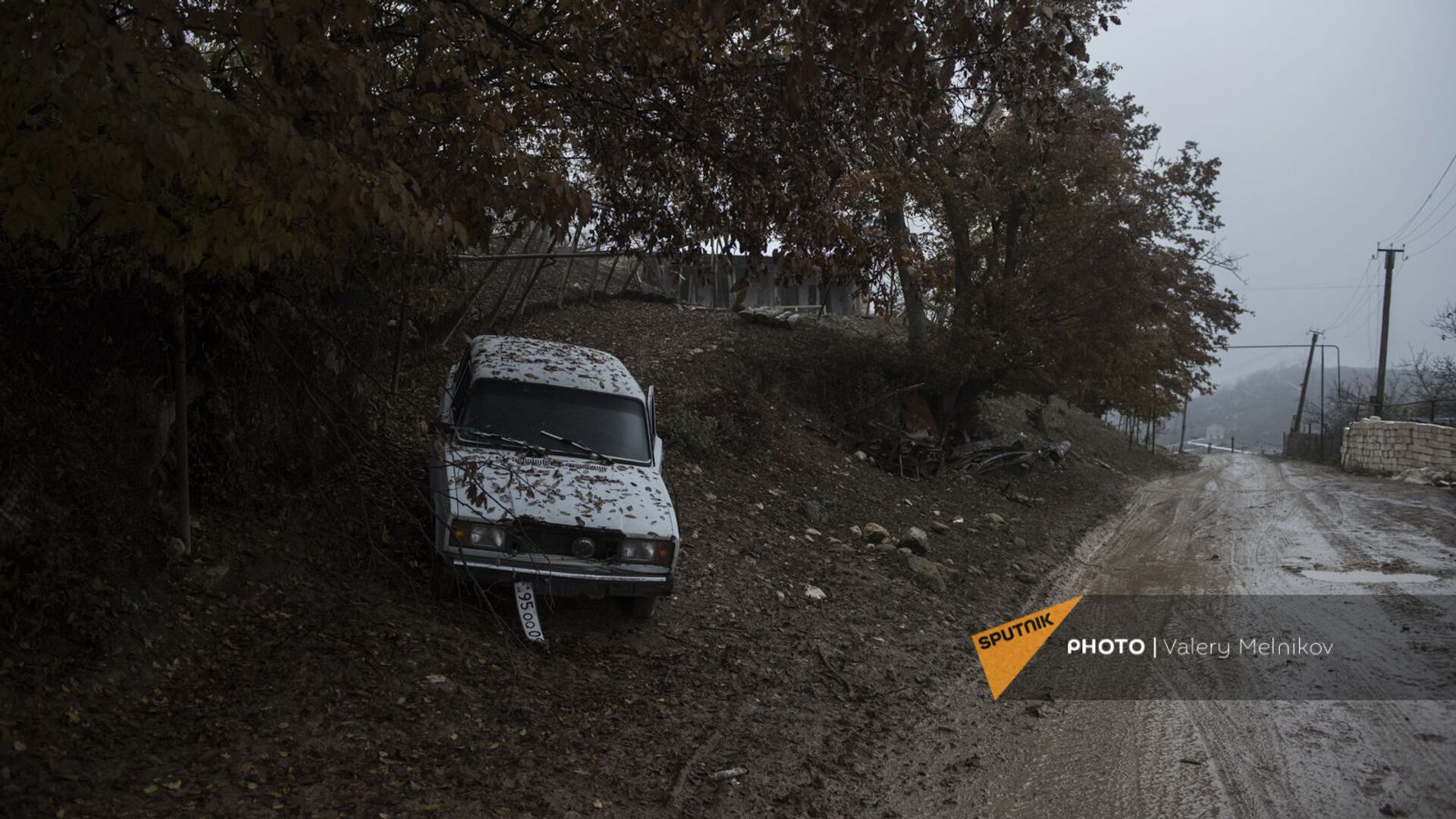 Автомобиль на одной из улиц в селе Тагавард Мартунинского района в Карабахе - Sputnik Армения, 1920, 11.08.2022