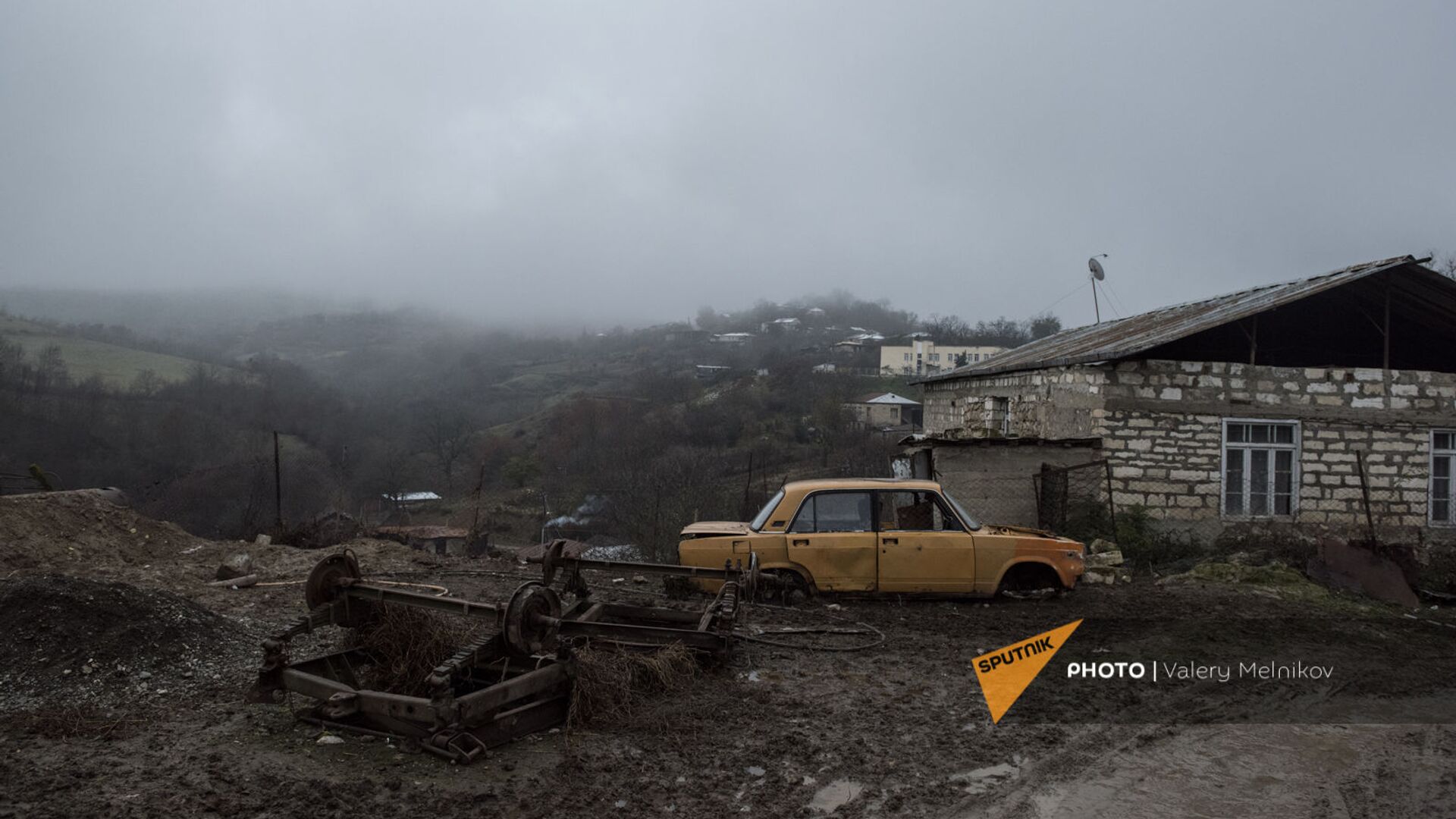 Разобранный автомобиль на одной из улиц в селе Тагавард Мартунинского района (11 декабря 2020). Карабах - Sputnik Армения, 1920, 05.04.2021