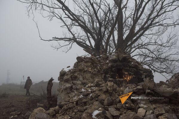 Արցախի Մարտունու շրջանի Թաղավարդ գյուղի ծառերից մեկի մոտ մոմեր են վառվում։ - Sputnik Արմենիա