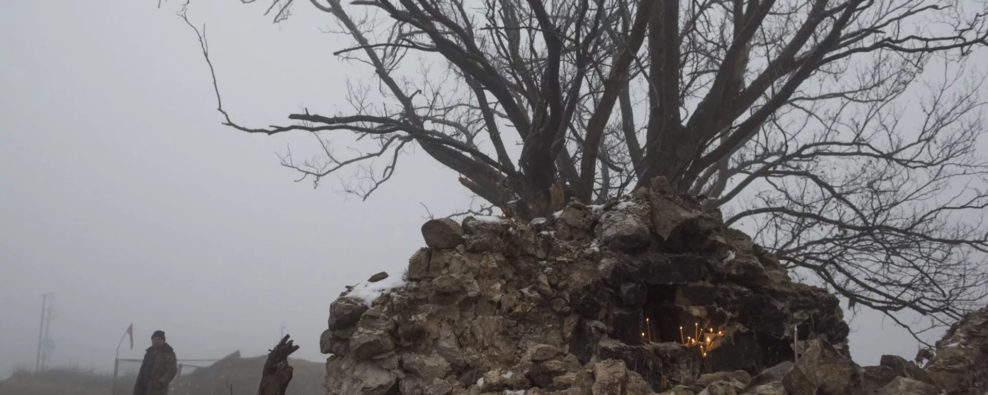 Свечи на камнях возле дерева на одной из улиц в селе Тагавард Мартунинского района (11 декабря 2020). Карабах - Sputnik Армения, 1920, 01.01.2021