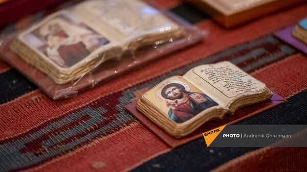 Выставка-продажа сувениров книг и икон, привезенных из Дадиванка (16 декабря 2020). Еревaн - Sputnik Армения