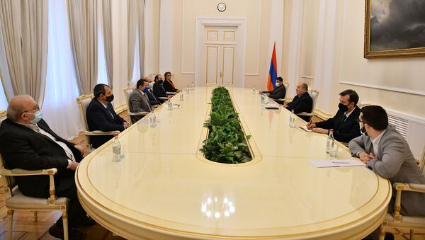 Президент Армен Саркисян продолжает консультации с парламентскими и внепарламентскими силами (17 декабря 2020). Еревaн - Sputnik Армения