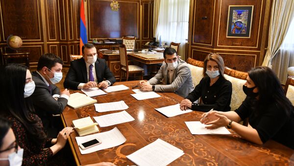 Руководитель администрации президента Армении Эмиль Тарасян принял группу жителей Гадрута (17 декабря 2020). Еревaн - Sputnik Արմենիա