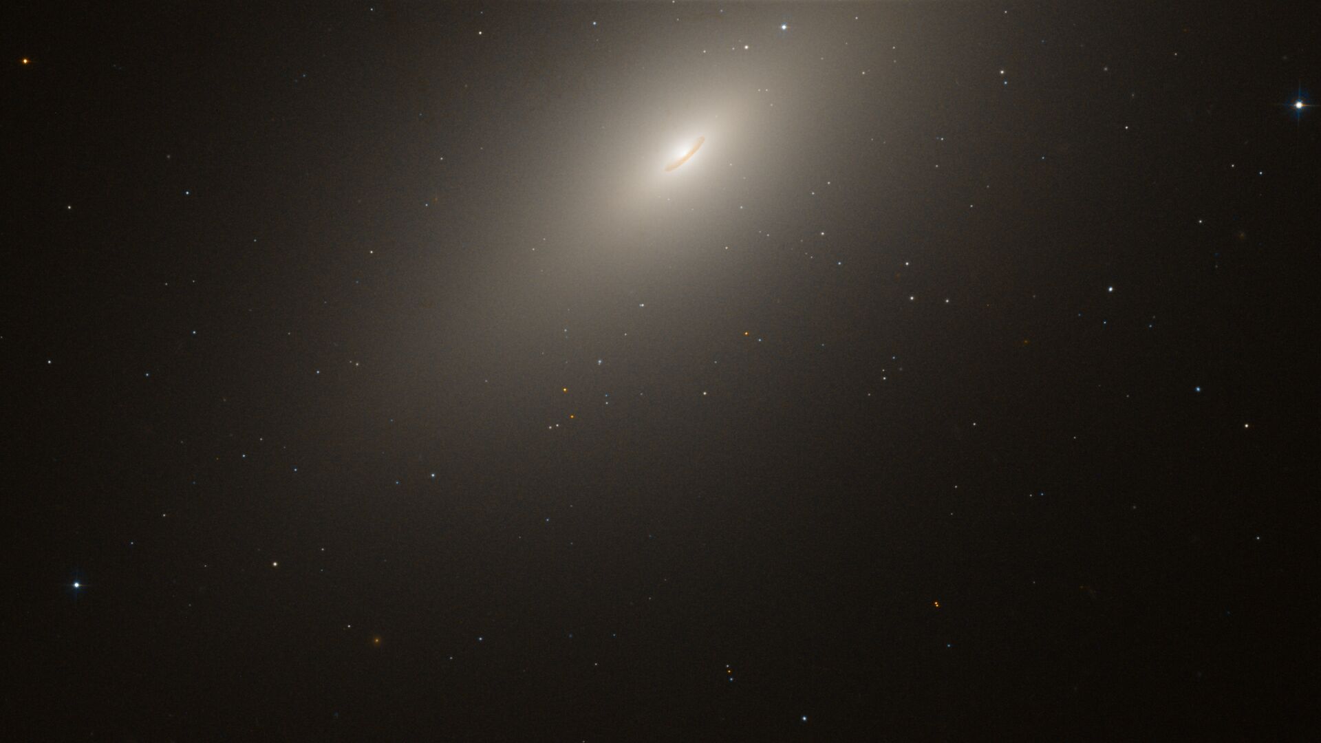 Эллиптическая галактика NGC 4697 в созвездии Дева - Sputnik Армения, 1920, 12.02.2023